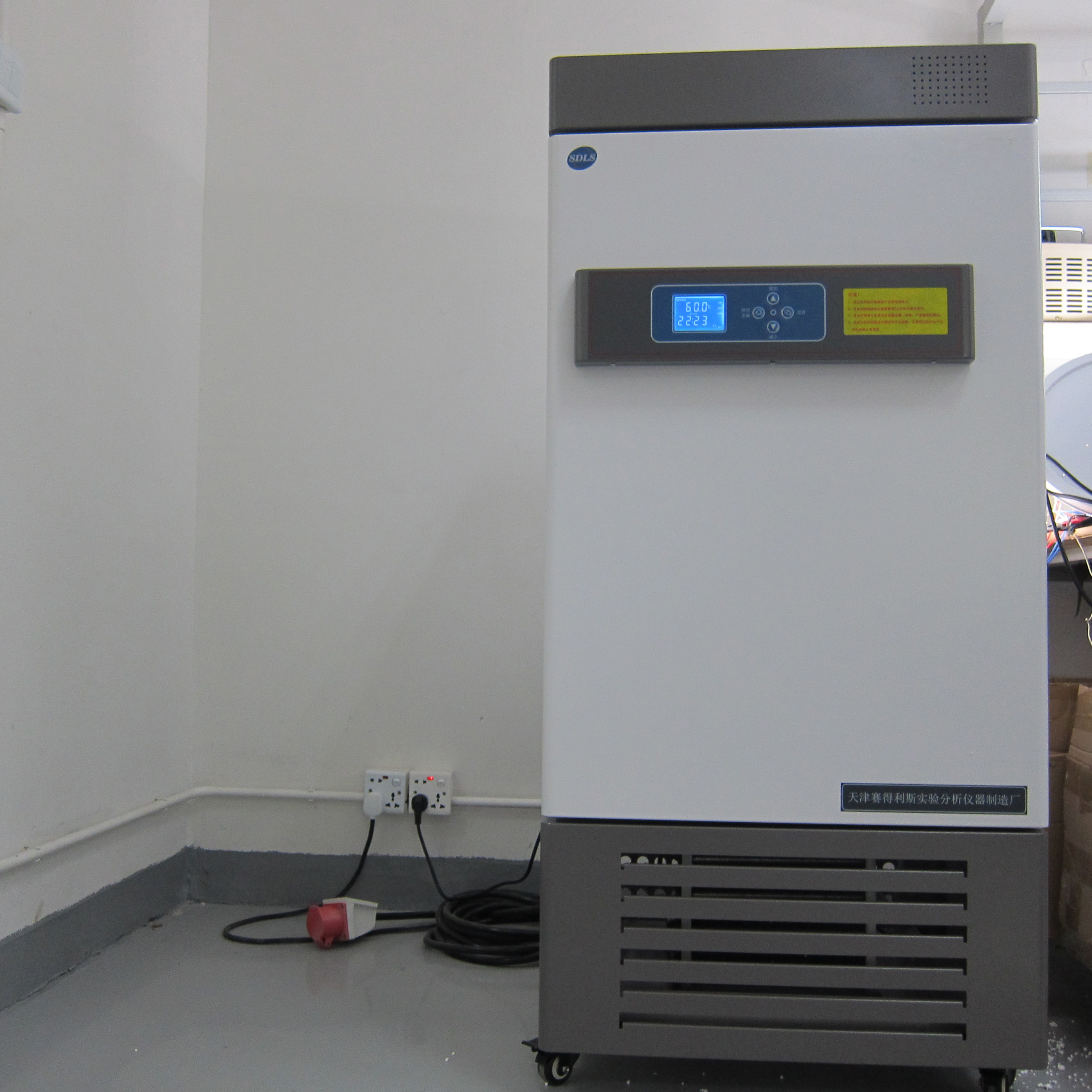 Temperature aging test chamber